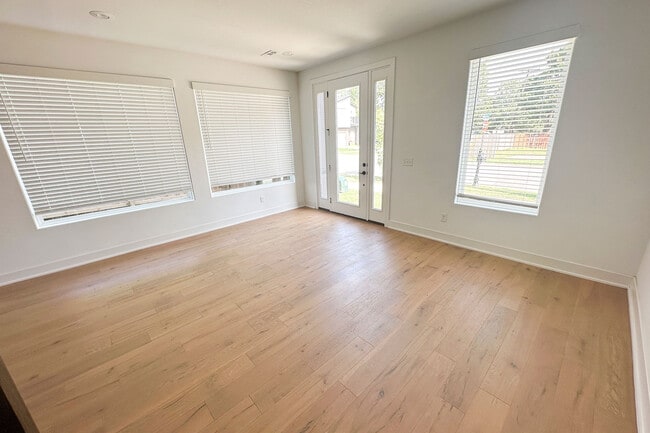 Photo - 933 W Holly St