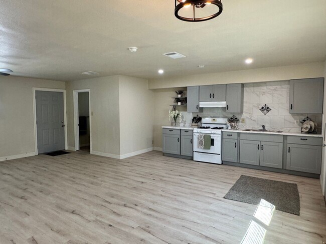 Photo - 3 Bedroom 2 Bath unit in duplex MOVE IN RE... Unidad 102