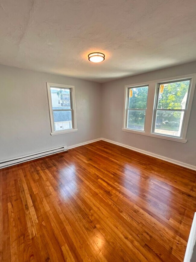 Building Photo - 50 Cross St Unit 2R