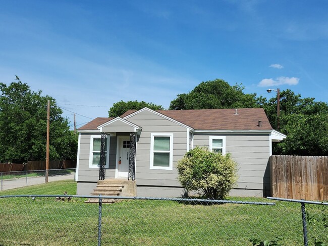 Building Photo - 2bed 1 Bath