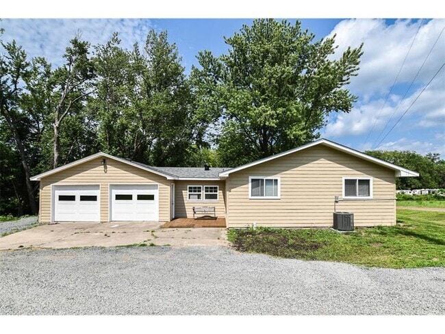 Building Photo - 1621 Larson Dr Rental