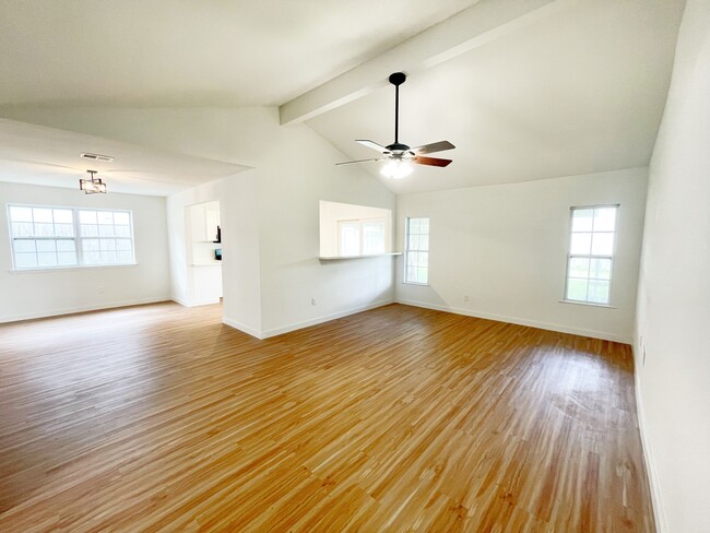 Family/Living Room - 7622 Westbank Ave Casa