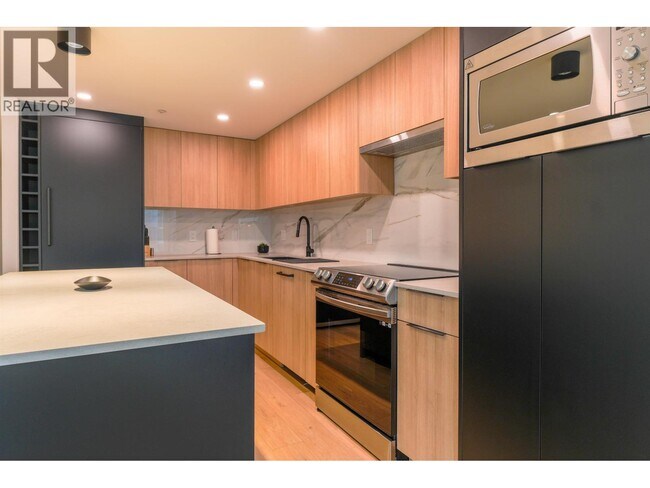 Photo - 1050 Burrard St