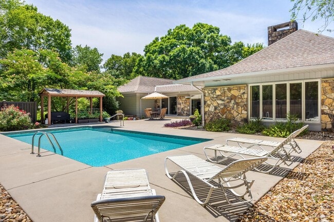 Photo - 615 Springhill Dr NE