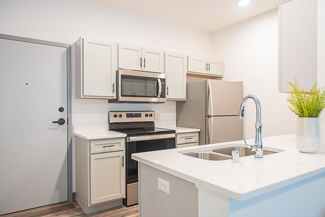 Building Photo - 2075 N Cambridge Ave Rental