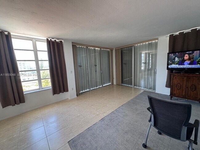 Photo - 7800 Carlyle Ave Unidad 6C