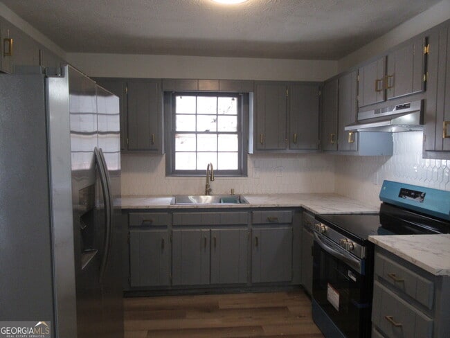 Photo - 613 Windsor Dr SE