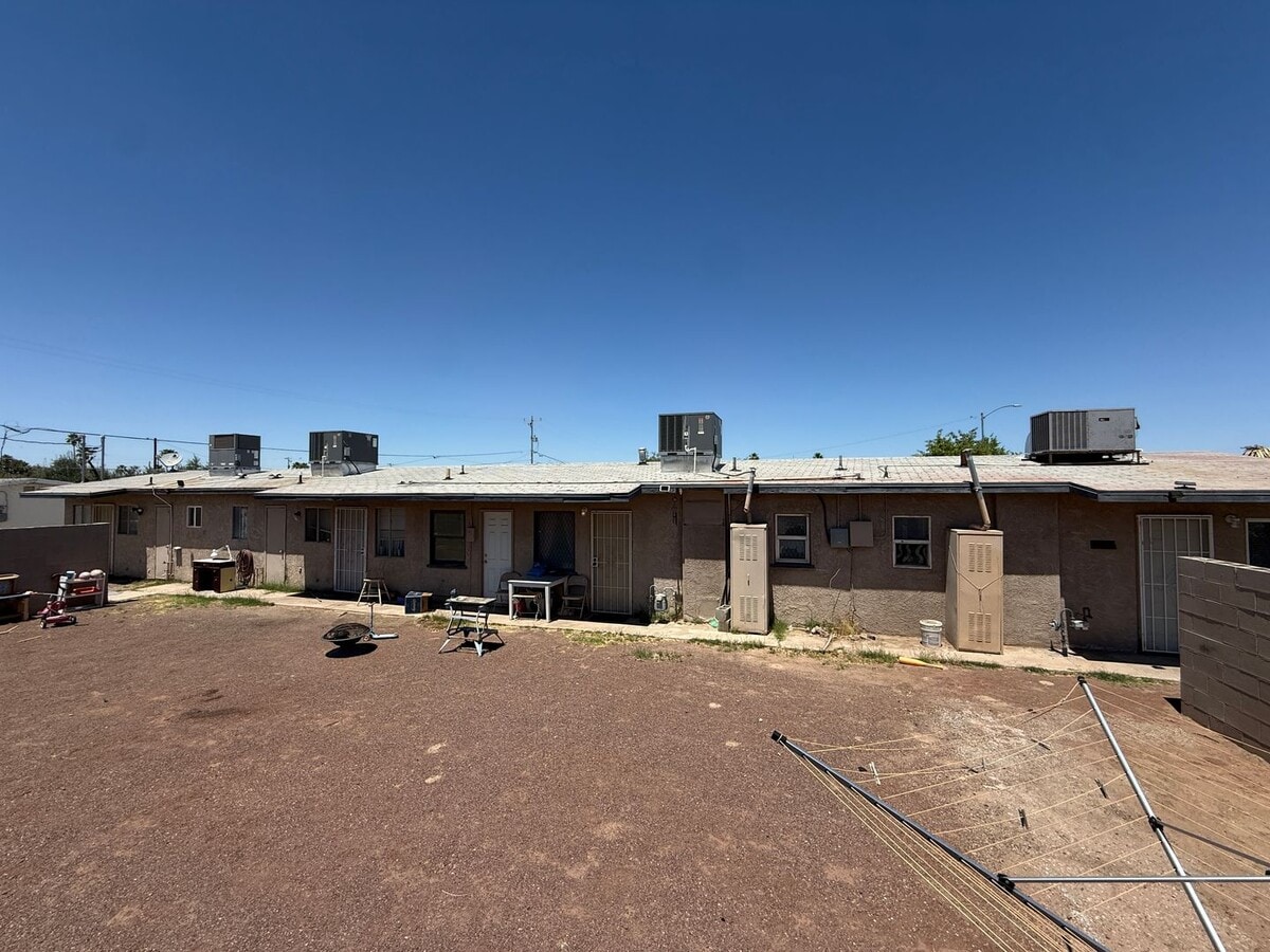 Photo - 2 Bedroom Fourplex on a Corner Lot with Large Yard Unidad Fourplex - 907 W 21st St