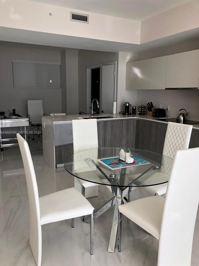 Photo - 2900 NE 7th Ave Unidad 3203