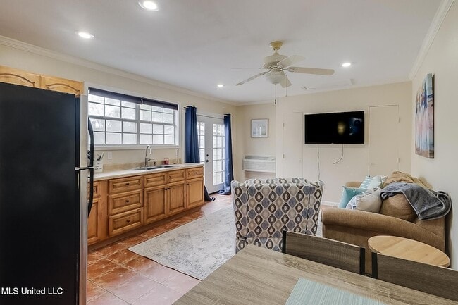 Photo - 176 Markham Dr