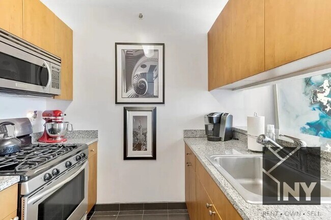 451 W 37th St Unidad 2703