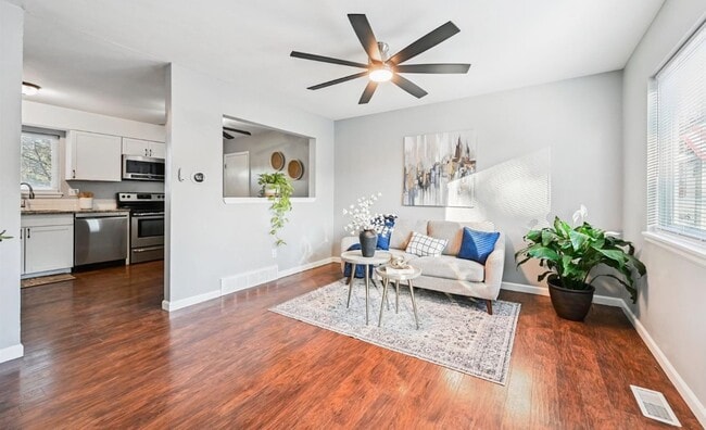 Photo - 216 Chaucer Ct