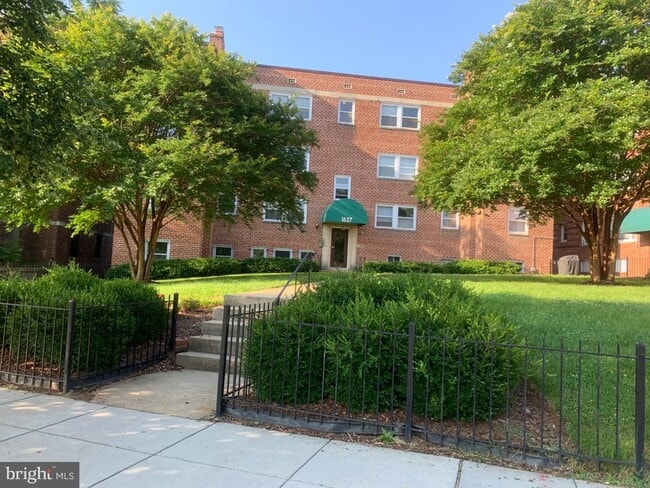 Building Photo - 1627 Massachusetts Ave SE Unit B2