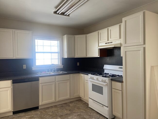 Photo - 147 E Elmwood St Unit 147