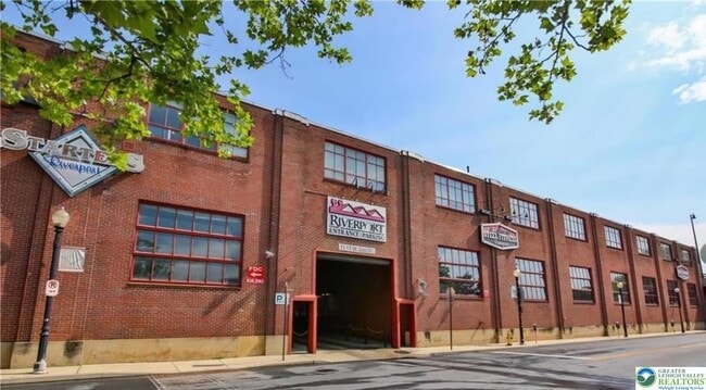 Building Photo - 11 W 2nd St Unit 352