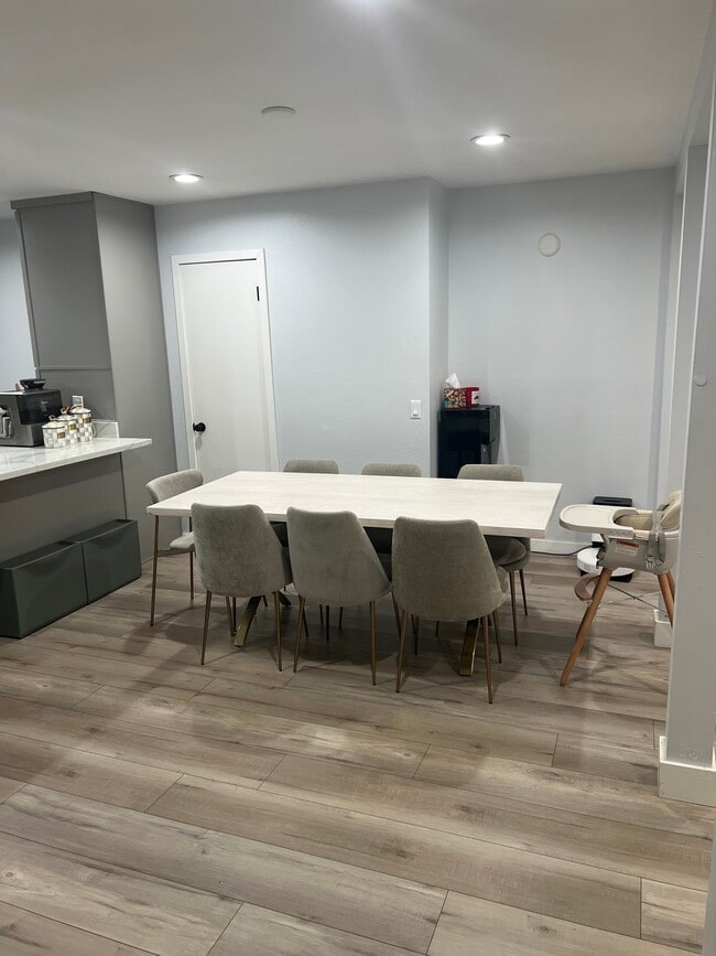 Photo - 429 E Providencia Ave Unit F