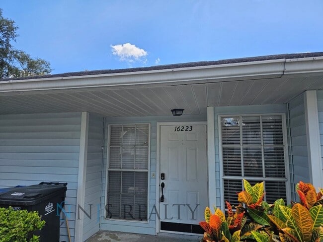 Building Photo - LOCATION LOCATION! 2/2 1234 Sq. Ft. with H... Rental