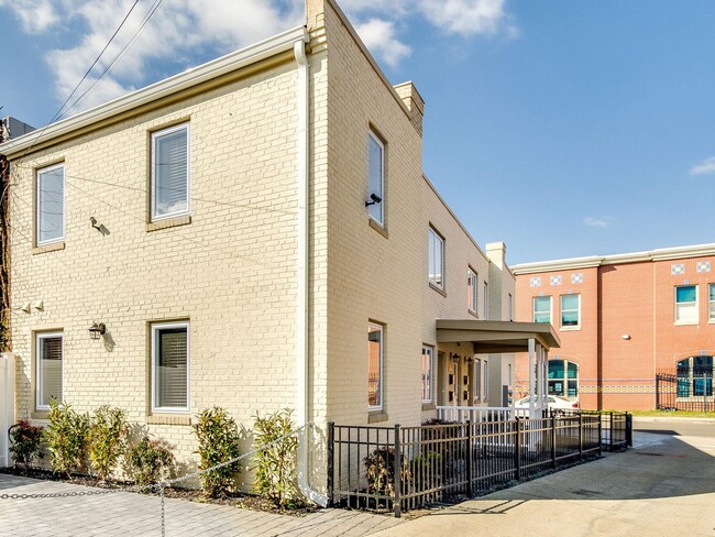 Building Photo - 535 16th St NE Unit #2