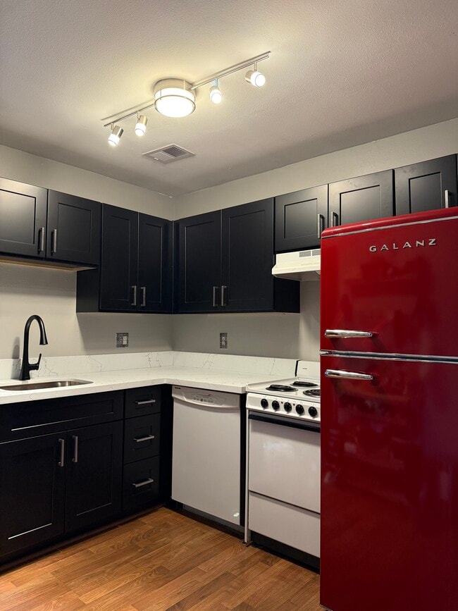 Building Photo - 2012 Spruce St Unit 4 Rental