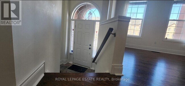 Photo - 8038 Yonge St