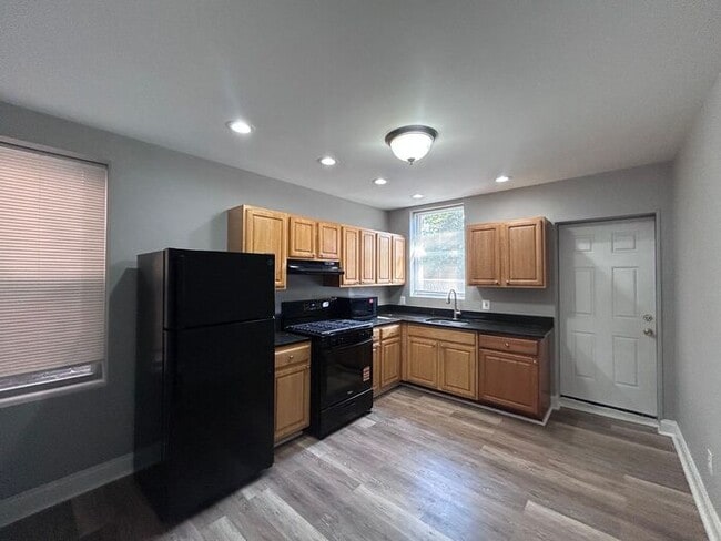 Building Photo - 4 Bedrooms Plus Den with 2.5 Bathrooms