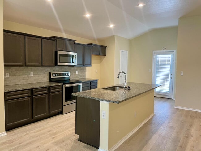 Photo - 7510 102nd St