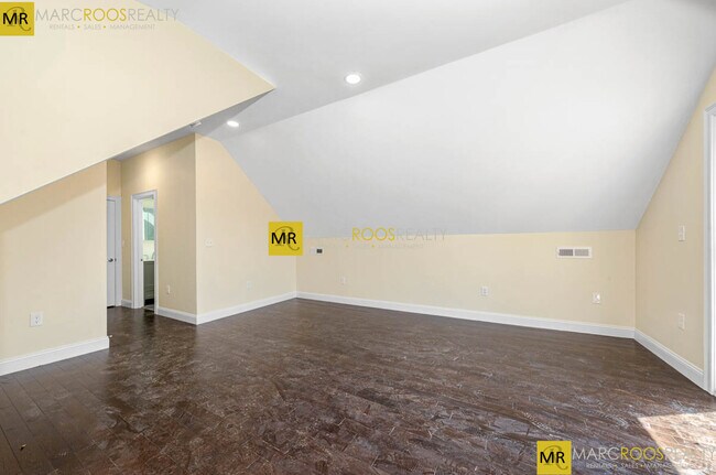 Building Photo - 70 Stanley Ave Unit 2