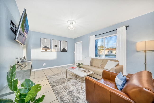 Photo - 3331 Lake Ave