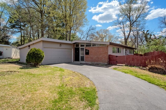 Building Photo - Large 3 bed home for Rent