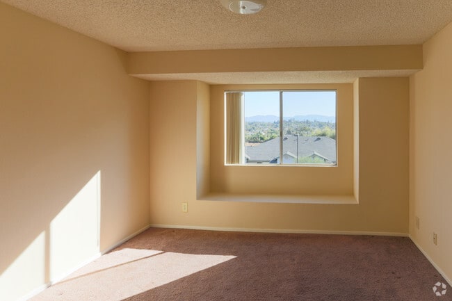 2BR, 1BA - 776 SF