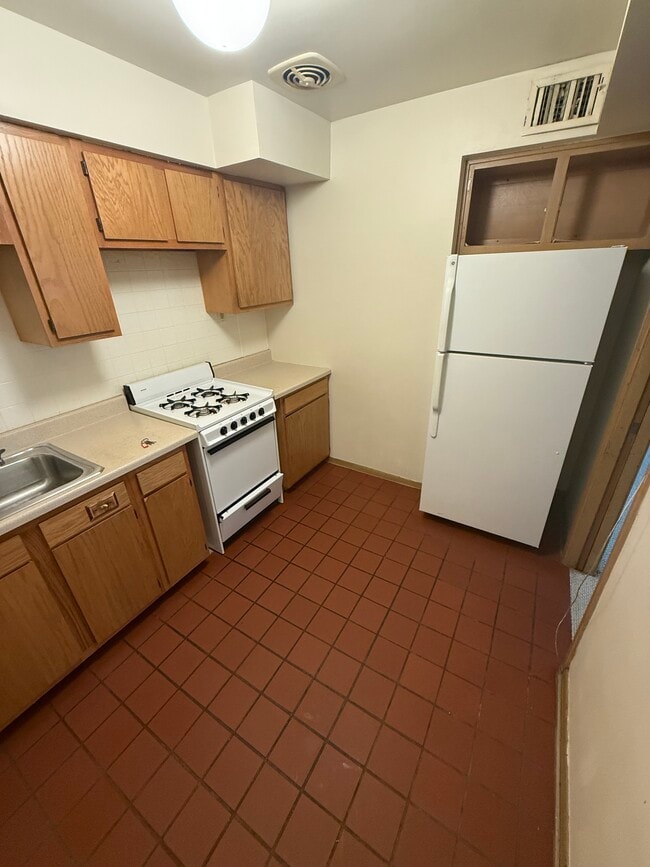2545 Kenilworth Rd