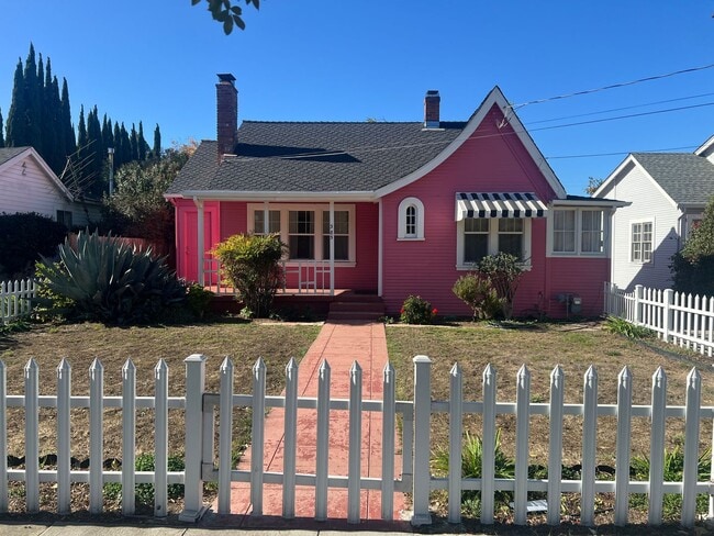 Building Photo - Charming 2 bed 1 bath cottage home with ga...