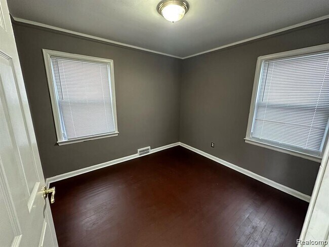 Photo - 6108 Barrie St