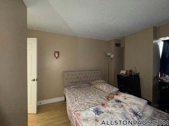 Photo - 15 N Beacon St Unidad 704