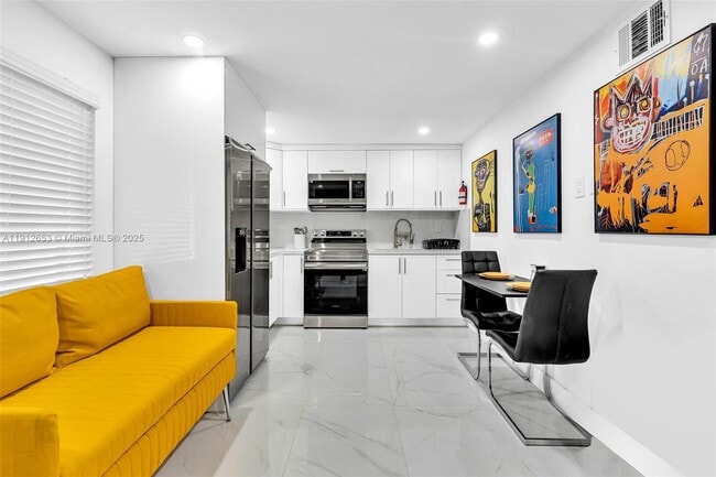 Building Photo - 923 NW 110th St Unit B