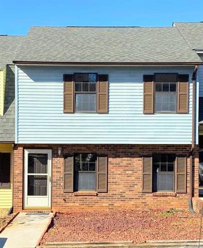 Building Photo - 3 Bedroom Townhome- Convenient Location!