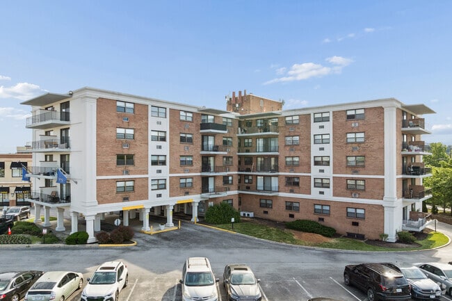 Building Photo - Courtside Square Apartments