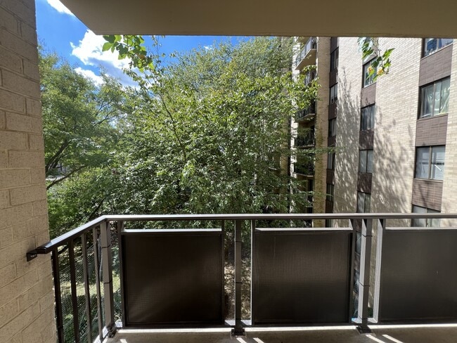 Building Photo - 6001 Arlington Blvd Unit 305