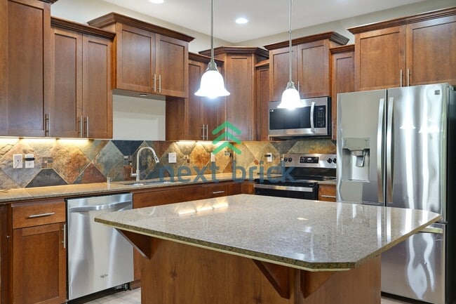 Photo - "Spacious 4-Bed Townhouse Retreat: 3.5 Baths & 2400 sq ft of Comfort in Auburn, WA!"