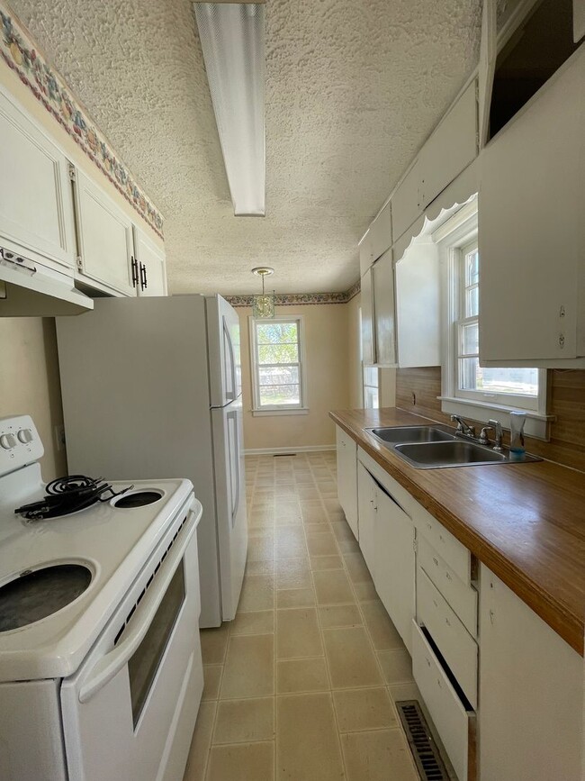 Photo - Charming 2 bedroom with a basement