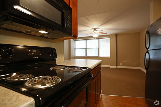 1BR, 1BA - 700 SF