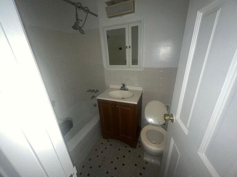 Photo - 66-01 Burns St