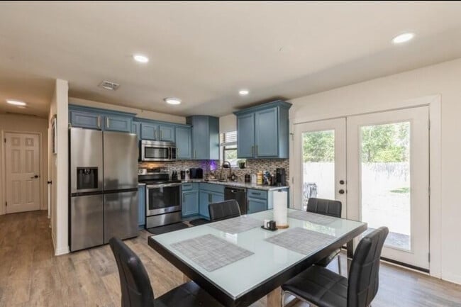 Photo - 111 Cowrie Ave SW