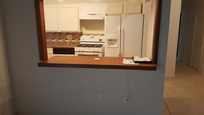 Breakfast bar - 11378 Cherry Hill Rd Unit 301