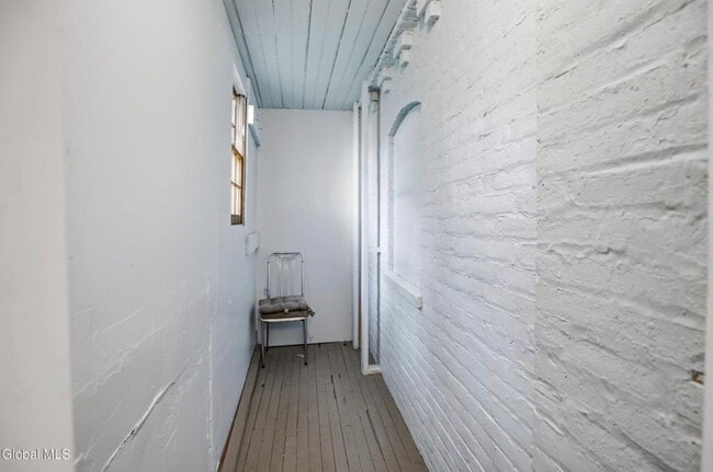Photo - 120 Robinson St