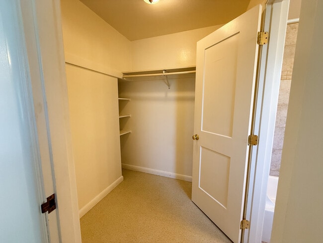 Walk-in-Closet - Brentwood Apartments