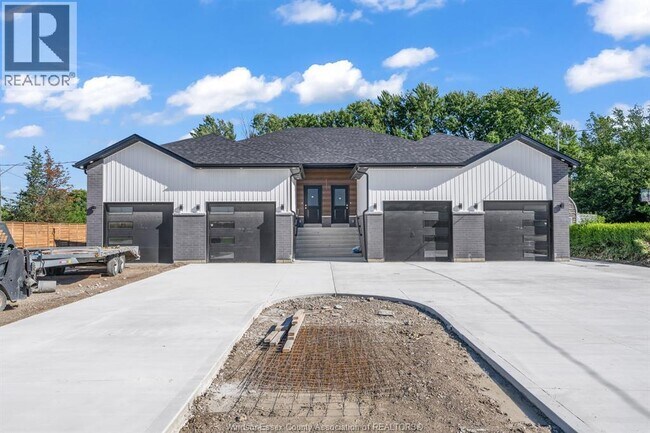 Photo - 1035 CROYDON UPPER