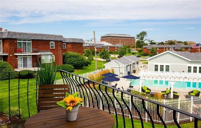 Building Photo - 3 Admiralty Dr Unit 3-10