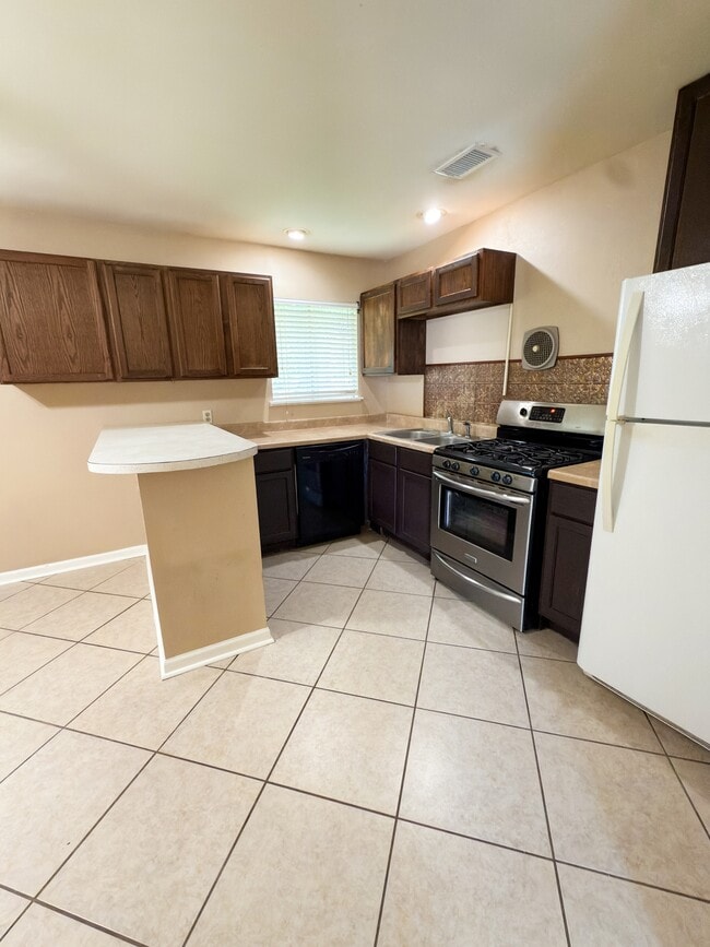 Photo - 165 Smelker Ave