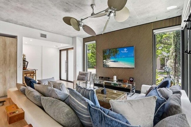 Photo - 925 NE 6th St